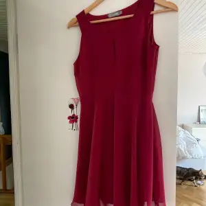 Säljer denna klänning då den inte har kommit till användning.💕 