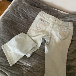 Vintage jeans - Jättefina vintage jeans. Lite bootcut! Ser vita ut på bilden men det är lite mer blåa i verkligheten. Fläckar på ena fickan, syns på sista bilden. ❌Har inga bilder på❌ står ingen storlek men uppskattar till S.  Midjemått: ca 83 innebenslängd: ca 76
