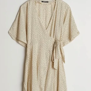 Prickig klänning från Gina Tricot  - Hej, jag säljer en jättefin prickig klänning från Gina Tricot, pga att den tyvärr inte kommer till användning. Klänningen är i Storlek M och är i fint sick utan några defekter! Perfekt till sommaren ☀️😇