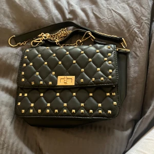 Valentino liknande väska - Så fin väska som liknar valentino väskan! Fint skick, typ använd 1 gång! ❤️har flera intresserade så har bud på 580 just nu, direkt pris är 800 ❤️