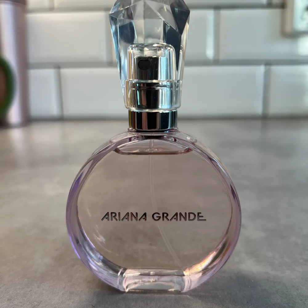 Säljer en parfym ifrån Ariana Grande, 50 ml. Några sprutt tagna, men nästa full, enligt bild. Parfym.