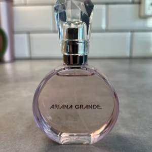 Säljer en parfym ifrån Ariana Grande, 50 ml. Några sprutt tagna, men nästa full, enligt bild