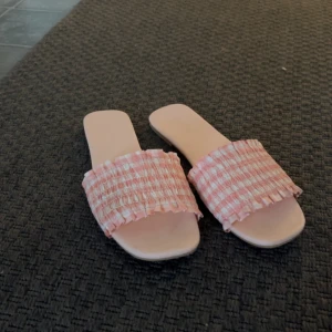 Tofflor - Rosa tofflor med en liten klack! Sällan använda då de var för små för mig🌸
