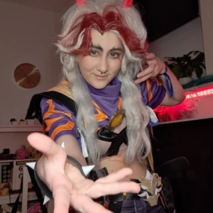 Arataki Itto cosplay - Säljer min hela Itto cosplay! Peruken har en glued hairline, allting tillhör förutom ett armband:) använd 2 gånger. passar S-M. Toppen är lite för stor för mig men funkar! Köpt för 800kr säljer för 700kr (kan sänkas)