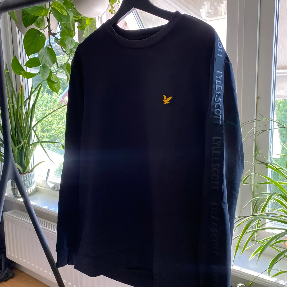 Säljer min tröja från Lyle & Scott då den ej används längre, bra skick! Hör gärna av dig . Tröjor & Koftor.