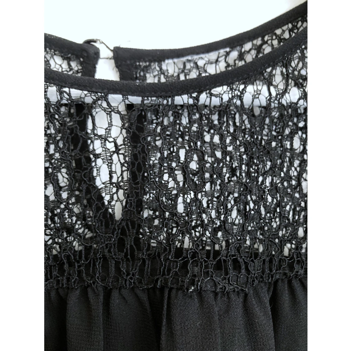 Svart blus i chiffong med virkade detaljer, stl 36 S, bohemisk, boho, goth, långärmad - 92