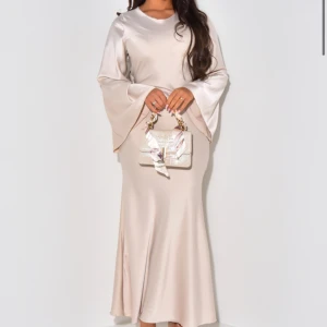 Klänning  - säljer då det inte är min stil längre. Helt ny med prislapp på. Passar allt från XS-M