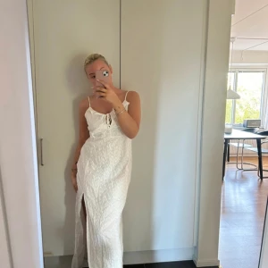 Klänning - Klänning från lojsan wallins kollektion med nakd från förra året. Kommer alltså inte säljas igen. Använd  Max 3 gånger!