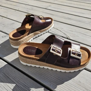 Sandal Sweeks nyskick - Mycket fina Sweeks i äkta skinn. Endast provade så i nyskick!  Stl 40, men är liten i storlek. 
