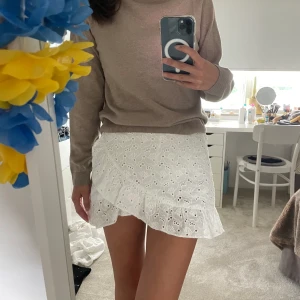 Vit kjol - Supersöt vit kjol med inbyggda shorts. Köptes på barnavdelning men passar mig som har storlek 34. Det är risår vid ryggen🥰💕