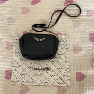 Zadig väska - Säljer nu min super snygga zadig väska som jag köpte här på plick våren 2023.💕 Väskan har ett stort fack och 2 små.🌷 Man ser dock tecken på användning men skulle ändå säga att den är i bra skick.🤩💗