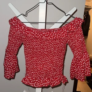 Blus Misguided - Fin röd blus. Använd ett fåtal ggr men ligger nu mest som en dekoration i garderoben. Storlek 42 men liten i storleken. Jag har normalt 38-40 på blus. 