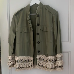 Militärgrön zara jacka  - Jacka från zara i nyskick! Unik och eftertraktad, pris kan diskuteras!🤗 Använd gärna köp nu, säljer annars till högst bjudande!