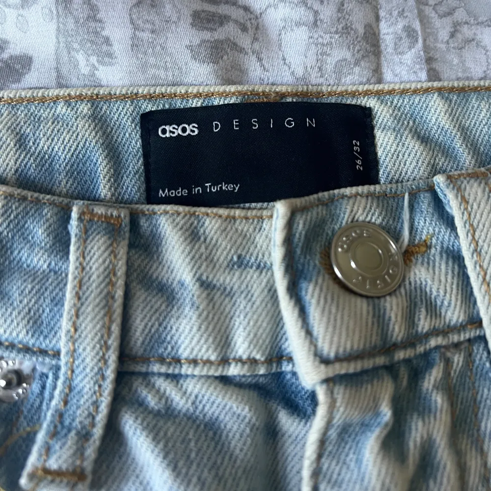 Slitna straight jeans från Asos design i storlek W26 L32 nyskick som använts fåtal gånger utan defekter. Midja-66cm Inseam-81cm. Farkut & Housut.