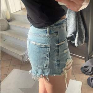 Ett par super fina jeans short med slitningar i storlek 36/S säljer för att dom är för stora💗 i bra skick😊 pris kan diskuteras 