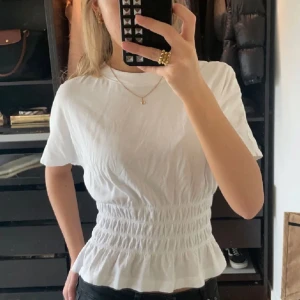 H&M topp - Säljer denna toppen från H&M! Redan sålt en sånhär innan fast i XS💗💗