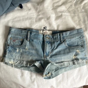 holister shorts - såå snygga lågmidjade shorts som tyvärr är för stora för mig🥹🥹🥹🥹❤️❤️❤️❤️midjemått 41cm rakt över