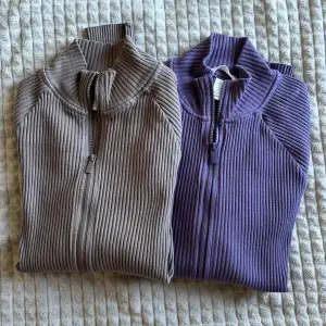 Två stycken super fina tröjor med dragkedja Båda storlek S Den bruna tröjan är använd ett fåtal gånger  Den lila är aldirg använd  Priset är 100kr för båda