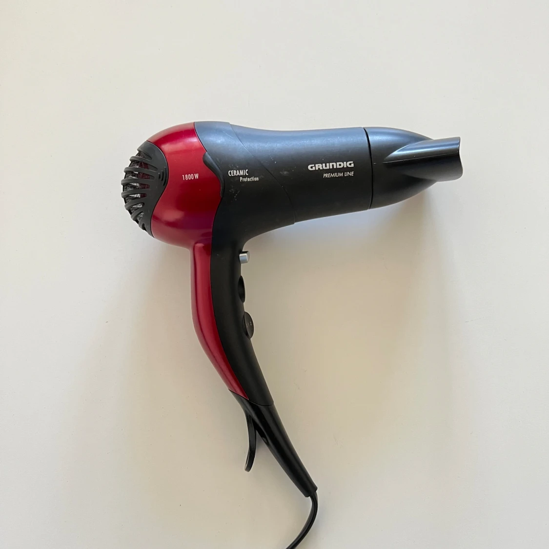 Röd Grundig HD 3700 hårtork