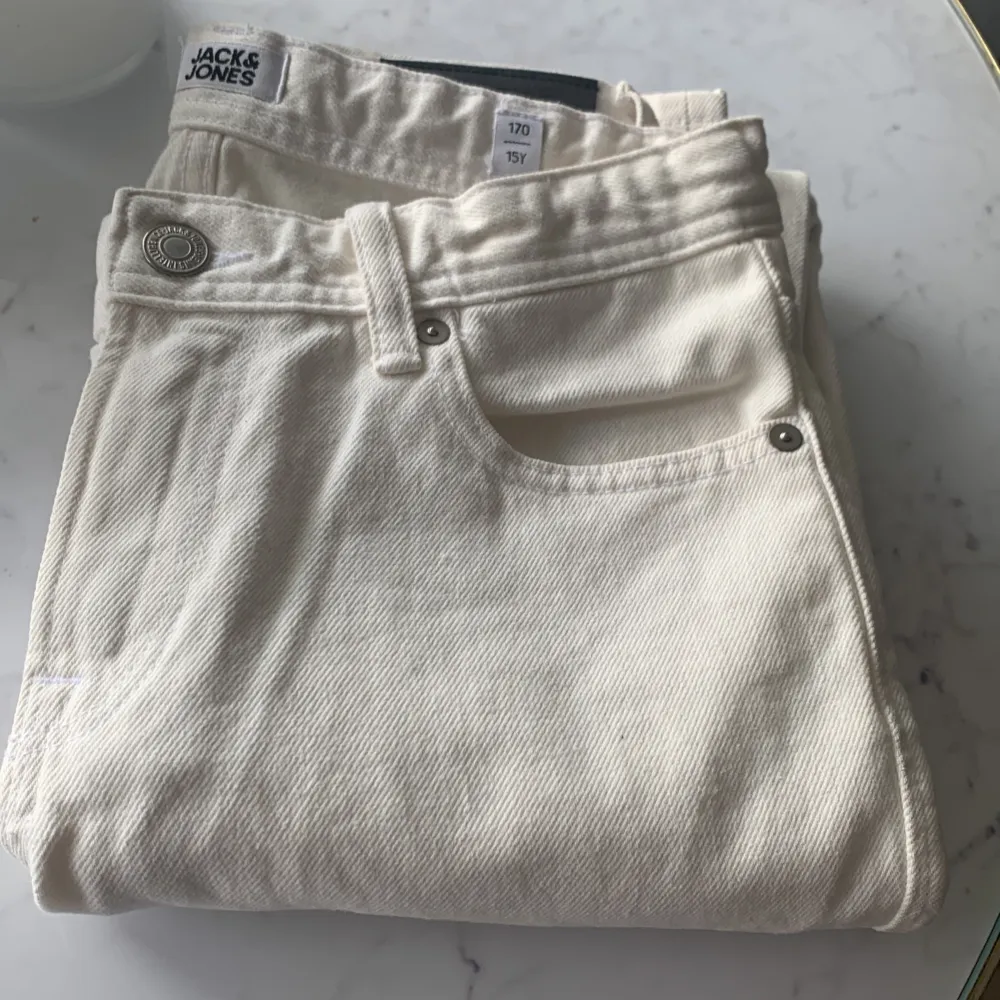 Jätte snygg vita jeans från Jack & Jones, har aldrig blivit bärda helt NYA byxor!skriv innan köp!!. Jeans & Byxor.
