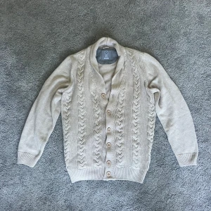 Cardigan CLAUDID CAMPIONE - Tja! Säljer nu denna cardigan från CLAUDID Campione i storlek L. Använd ca 2 gånger. Nypriset ligger på ca 1400kr, säljer eftersom den inte kommer ull användning. Priset kan diskuteras vid en snabb affär!
