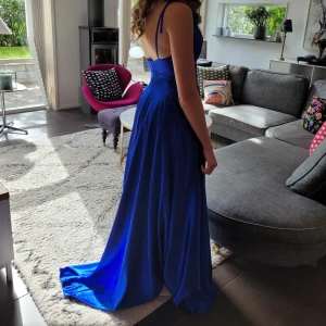 Balklänning  - Säljer min balklänning som endast använts en gång samt att den precis blivit kemtvättad. Jättefin kornblå klänning utan fläckar och slitage. Köpt i Malmö på Jolie Bridal för 1600kr och säljs för 1000kr. Strl S