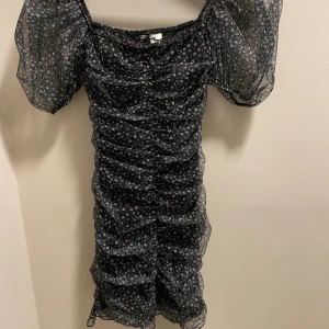 Sommarklänning  - Klänning från H&M i storlek xxs passar även xs