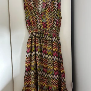 Klänning - Så söt klänning som är köpt i Spanien för flera år sedan, jätte skön och luftig till sommaren🧡