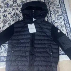 Moncler cardigan jacka - Jackan har använts ett par gånger, den är alltså i väldigt bra skick. Taggarna finns kvar jackan är äkta