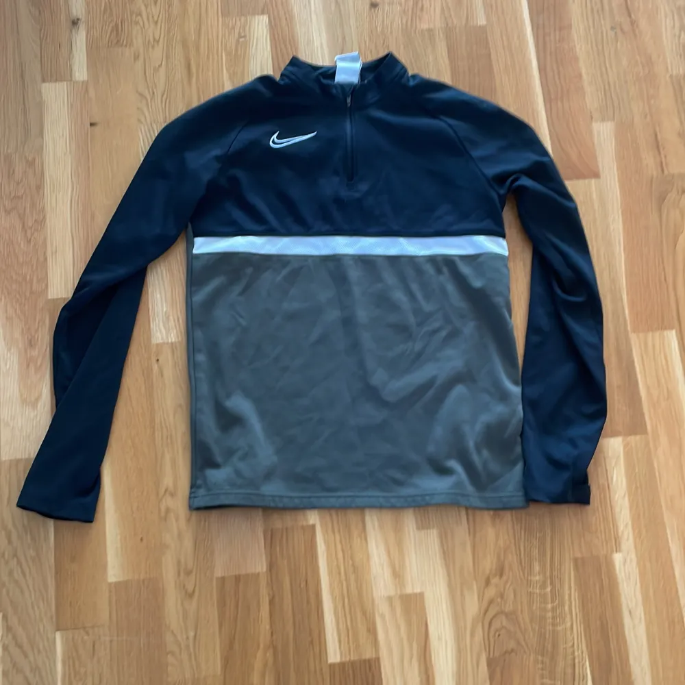 Grön svart Nike dri-fit tracksiut i storlek 160. Tröjor & Koftor.