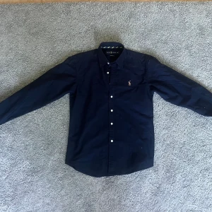 Ralph Lauren skjorta  - Tja! Säljer nu denna RL skjorta som är i storlek M. Den är köpt i Spanien och näst intill aldrig använd, då den är för liten. Så skjortan är i NYSKICK. Priset går att diskuteras vid en väldigt snabb affär. 🤝(snälla inga skambud🥺)