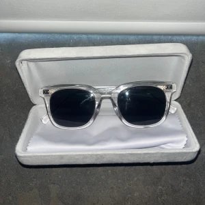 Montén M4 Grey - Hej, säljer nu dessa stilrena solglasögonen från montén. Perfekt till sommaren. Inga repor och mycket bra skick. Det är bara att höra av sig vid frågor eller funderingar. Nypris 920