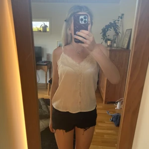 Linne - Super söt spets linne i beige. Köpt från shein. Passar perfekt till sommar