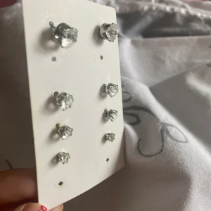 Diamant örhängen (inte äkta) - Jätte fina men har inte använts!