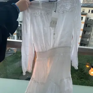 En vit klänning från zara som inte har kommit till användning. Lappen sitter kvar och den är köpt för 500