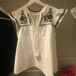 BLUS MED SVART BRODERI - Super gullig blus från H&M som passar perfekt till sommaren💞 inga defekter 💞