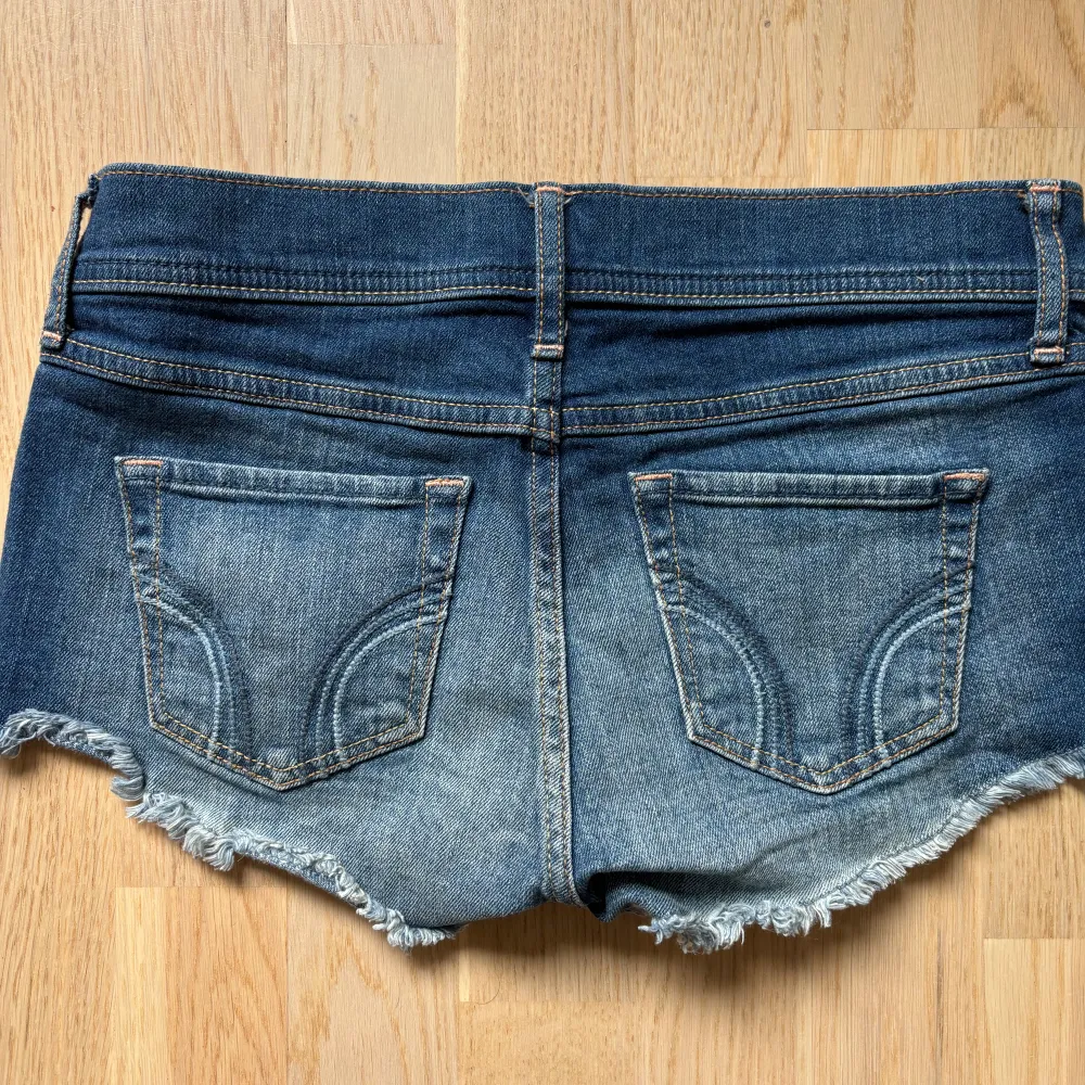 Säljer dessa lågmidjade jeansshorts från hollister, perfekt till sommaren. Nyskick - knappt använda. Storlek W24 men är stretchiga och passar fler storlekar. Midjemått tvärs över:37cm. Har inga bilder på då de inte passar.🥰. Shorts.