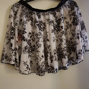 Kort, genomskinlig kjol - Resår i midjan, genomskinlig ca 80cm i midjan, ca 40cm lång. Ny med prislapp, aldrig använd 