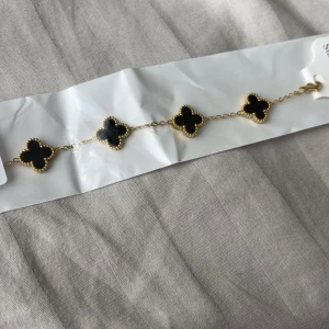 Klöver armband oöppnad  - 18 k guldpläterad. Tillverkad av hållbara material. Vattentålig och färgen går inte bort Justera storleken 16cm-30c