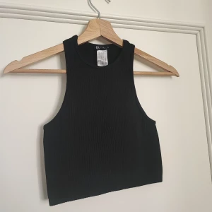 Topp, Zara - Ribbad topp från Zara, storlek L men passar bättre på en M