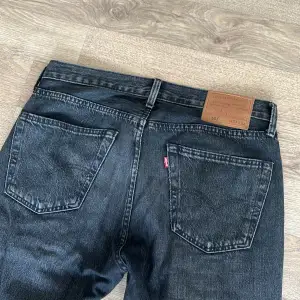 Riktigt sköna Levis jeans 🙌 Strl 31/32. Väldigt sparsamt använda, ända defekten är att dom e lite slitna längst ner då dom va lite långa för mig. Köpta för ca 1000 kr 