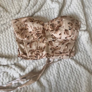 Topp - Super fin topp! Har tyvärr klippt av ärmarna men den sitter mycket finare utan🫣