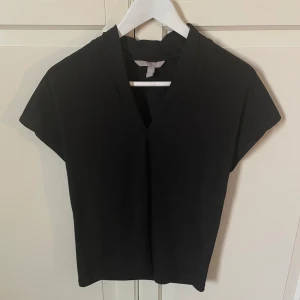 Svart topp - Svart topp från hm, aldrig använd