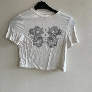 Ropp - Vit topp med öppen rygg Saknas band i ryggen och finns en liten fläck 