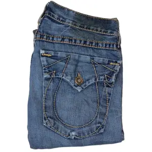 True Religion jeans Straight fit. W32. Har en väldigt liten fläck vid högra knät (bild 3) [Ytterbenslängd 101cm] [Innerbenslängd 77cm] [Midja 44cm] [Benöppning 23cm]