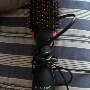 revlon värmeborste - säljer min värmeborste från revlon som jag knappt använt, är superbra då den går att använda till att både föna men även locka🩷köpte den för 500 kronor🩷