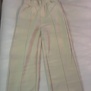 Beiga byxor  - Säljer dessa beiga byxor då de är för långa för mig och inte kommer till användning.