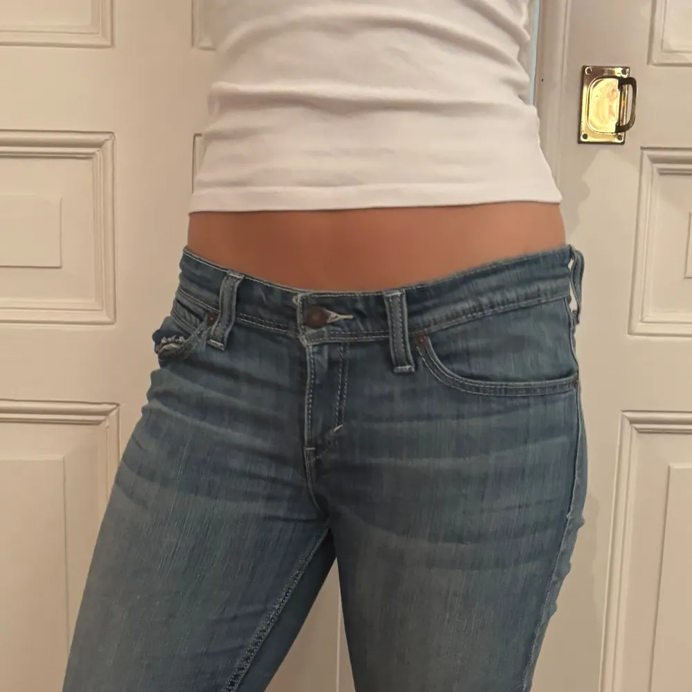 Så snygga levis jeans som är lågmidjade!!💕Dem är raka/ bootcut. Jeans & Byxor.