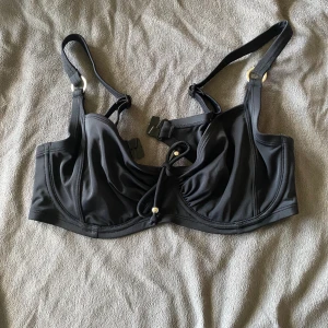 Oanvänd bikini överdel - En svart bikini med bygel