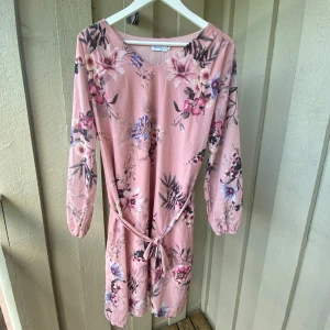 Jättesöt sommarklänning  - Söt sommarklänning med blommor på🌸